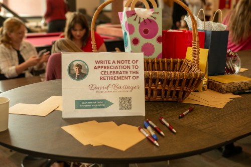 A sign asking attendees to write a note of appreciation for Dave Basinger